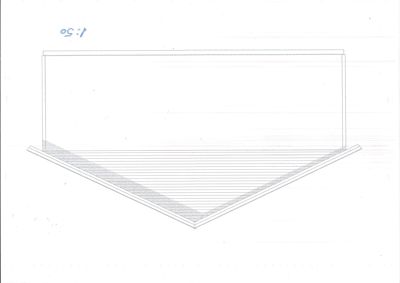 En håndtegnet fasadetegning som viser fronten på en bygning med et skråtak og horisontale paneler.