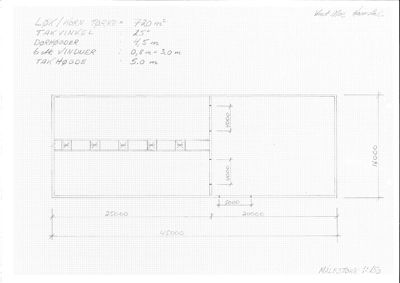 En håndtegnet etasjeplan (målestokk 1:150) for en bygning med angitte mål, romfordeling og takhøyde.