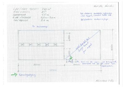 Håndtegnet etasjeplan (takkonstruksjon) med mål, romoppdeling og notater om vinduer og dører.