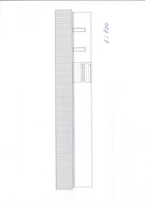 En tegnet oppriss (fasade) av en bygning sett fra siden, med skissert tak og vindusåpninger.