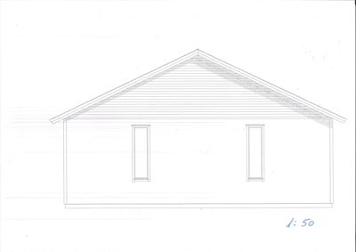 En håndtegnet fasadetegning som viser fronten på en bygning med et skrått tak og to vinduer.