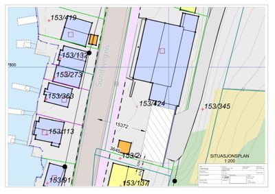 Situasjonsplan som viser tomtene (med eiendomsnummer), bygninger, veier og omgivelsene i et 1:200 målestokk.