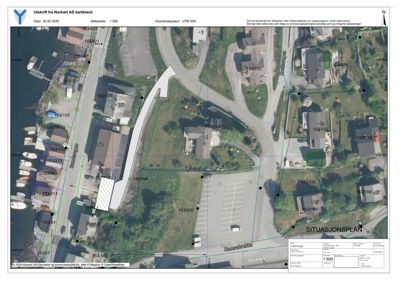 Situasjonsplan (tomtekart) som viser eiendomsnummer, naboeiendommer, veier og en markert byggeflate.