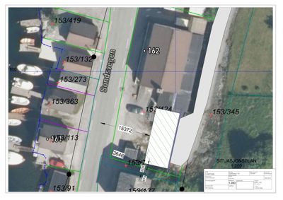 Situasjonsplan som viser tomtens plassering i forhold til nabotomter, vei (Sundsvegen) og vannkantar.