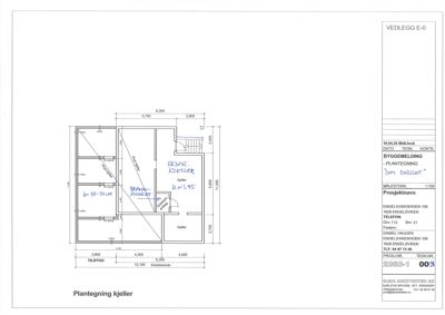 Plantegning av kjelleretasje med romfordeling, mål og håndskrevne notater.