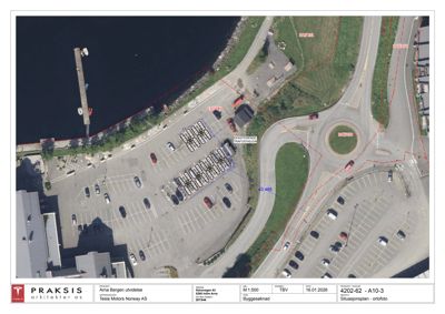 Situasjonsplan basert på ortofoto som viser parkeringsplassering, veier og eiendomsinndeling.