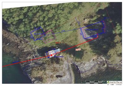 Situasjonsplan som viser tomtens plassering i forhold til nabolag, med overlagte tegninger av bygningers plassering og mål.