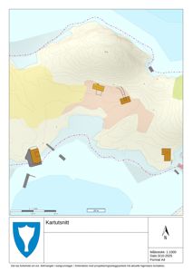 Situasjonsplan eller kartutsnitt som viser terrengform (konturlinjer), vannmasser og plassering av flere bygninger på tomten.