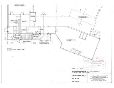 Etasjeplan for et lagerhus med romfordeling (lager, kontor, garderobe) og utvendige områder (kiler, kasser).