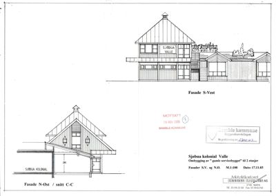 Tegning som viser fasadeopprikk (Fasade S-Vest og Fasade N-Øst) og snitt (snitt C-C) av en bygning.