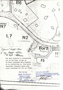 Kart eller situasjonsplan som viser eiendomsnummer (L7, N2, B6, N3), bryggeanlegg, vannstand og en håndskrevet notat om jernpontong.