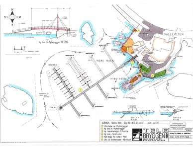 Situasjonsplan som viser plassering av ny brygge i forhold til omgivelsene, inkludert vann, vei og andre bygninger.