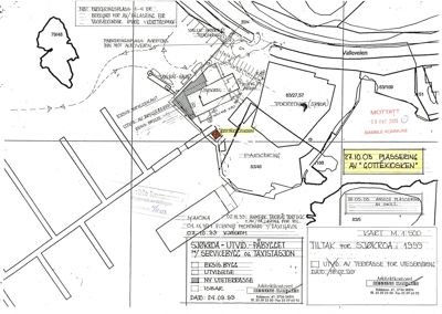 Situasjonsplan som viser plassering av en ny utleiebase ("Dottetkiosken") i forhold til eksisterende bygninger, parkeringsplasser og veier.