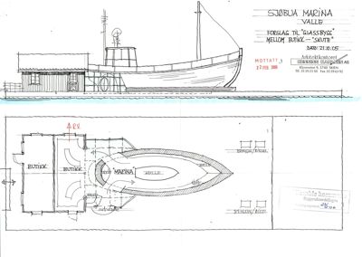 Etasjeplan (toppsikt) som viser romfordeling i en båthavn med butikker, marina og hyller.