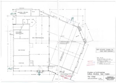 Plantegning av første etasje i et forretningsbygg med romfordeling og dimensjoner.
