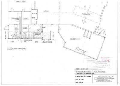 Situasjonsplan som viser plassering av en ny tomflaskemottak i forhold til eksisterende bygninger (kontor, lager) og veier (Hovedinngang, Kasser).