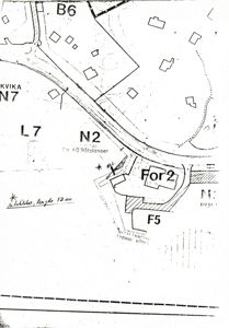 Situasjonsplan som viser tomt, bygninger (F5, For2), veier, båtplasser og nabolag.