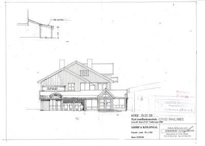 Fasadetegning av en bygning med 'SPAR' og 'SJØBUA KOLONIAL' skilt, inkludert et teknisk detalj av takkant øverst.