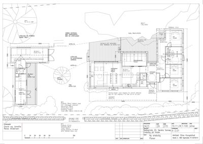 Etasjeplan for enebolig med romfordeling, uteplasser og grunnplaner.