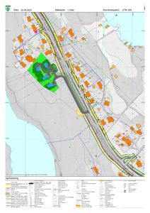 Situasjonsplan som viser tomtens plassering i forhold til nabolag, infrastruktur (veier, jernbane) og reguleringer.