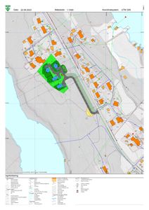 Situasjonsplan som viser etasjeplaner (grønne og blå blokker) i forhold til terrenget, eksisterende bebyggelse (oransje blokker), veier og topografi.