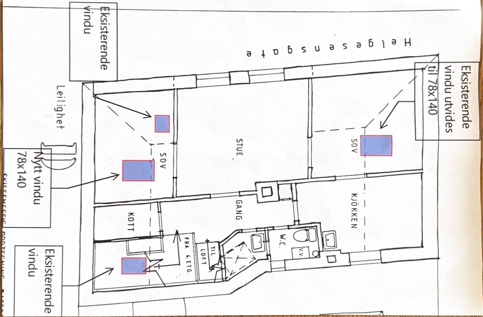 Etasjeplan for en leilighet som viser romfordeling (stue, kjøkken, soverom) og detaljer om vindusutvidelser.