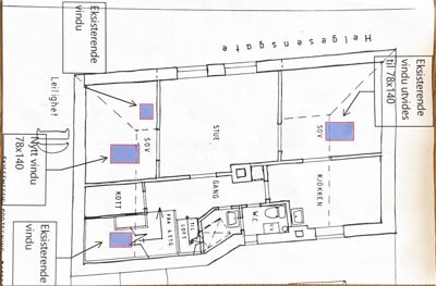 Etasjeplan for en leilighet som viser romfordeling (stue, kjøkken, soverom) og detaljer om vindusutvidelser.