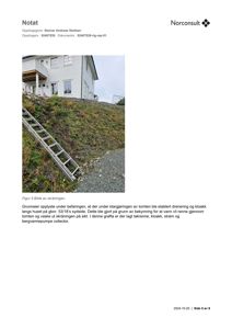 Fotografi av en skråning med en trapp, en grusvei og en hvit bygning i bakgrunnen.