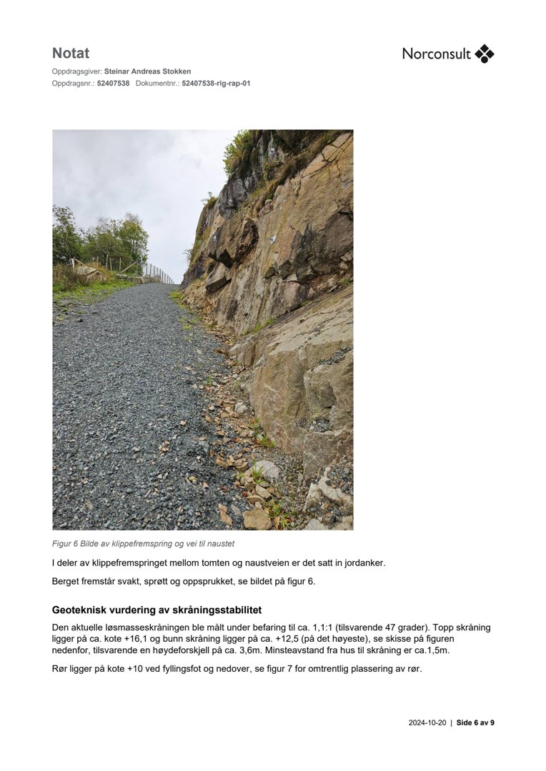 Fotografi av en steil skråning med en grusvei som går opp mot en klippevegg. Bildet er inkludert i et notat om geoteknisk vurdering.