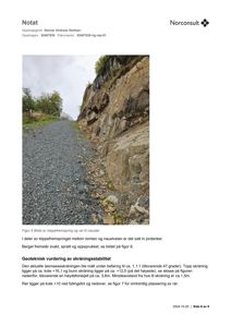 Fotografi av en steil skråning med en grusvei som går opp mot en klippevegg. Bildet er inkludert i et notat om geoteknisk vurdering.