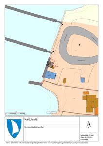 Kartutsnitt som viser tomtens beliggenhet i forhold til havn, vei og vann, med angitte avstander og bygningers plassering.