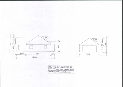 Fasadetegning som viser bygningens front med mål på høyder, bredder og vindusposisjon.