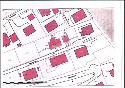 Situasjonsplan som viser tomtene, bygningenes plassering, veier (Gjelsjordstølen) og avstander mellom eiendommer.