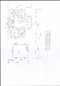 Etasjeplan (plan) som viser romfordeling, dimensjoner og plassering av inngangsdør og vinduer for et hus.