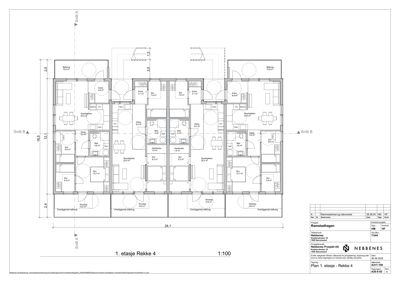 Etasjeplan for 1. etasje i Rekke 4 av Ramstadhagen-prosjektet, som viser romfordeling, størrelser og orientering.