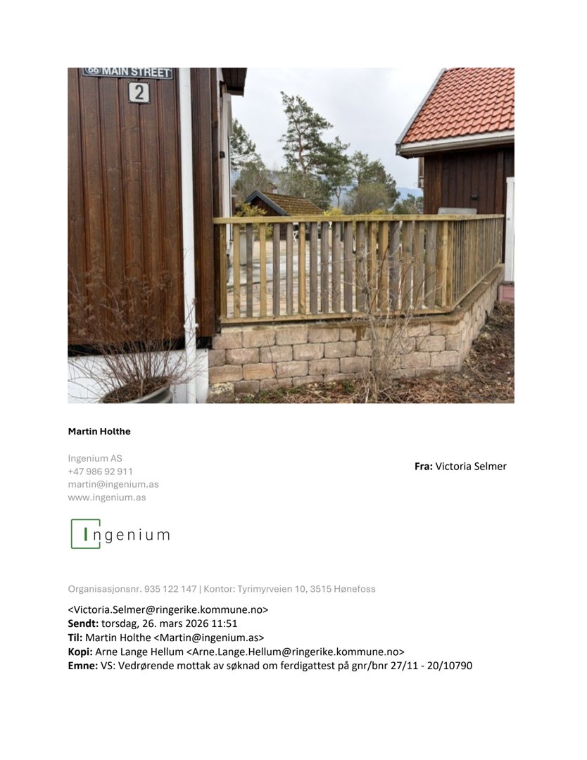 Fotografi av en bygning med terrasse og hekk, inkludert postnummer og adresse.