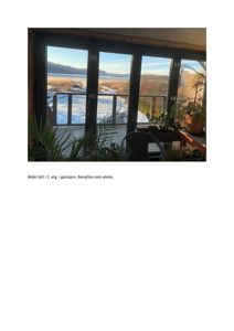 Fotografi av et rom (2. etg. i garasjen) med utsikt over en snødekt landskap, med tekst som beskriver bruken som atelier.