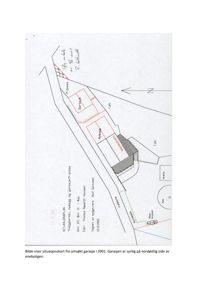 Situasjonsplan som viser tomtens form, bygningers plassering (garasje, nybygg, eksisterende hus), veier og fjell.