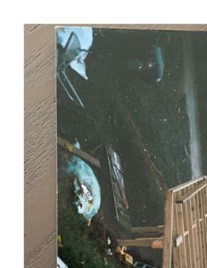 Fotografi av et utendørs område, sannsynligvis en byggeplass eller en hage, med synlig trekonstruksjon og grus.