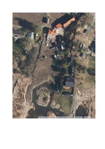 Satellittbilde (flyfoto) som viser et nabolag med hus, veier, en elv og terreng.