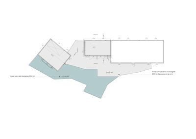 Etasjeplan som viser romfordeling, arealoppdelinger (BVA) og bygningens geometri.