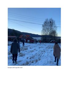 Fotografi av en garasje sett fra gnr/bnr 22/4, med snø på bakken og flere personer i forgrunnen.