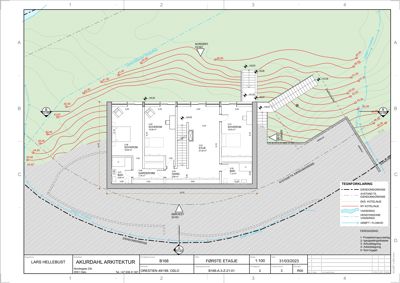 Situasjonsplan som viser etasjeplanen for første etasje overlappet med topografiske kurver, høydemål og grenser for eiendommen.