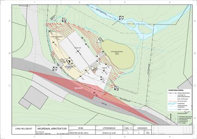 Situasjonsplan som viser tomtens form, terrengforhold (konturlinjer), vanndrag, eksisterende og nye byggplasseringer samt grenser.