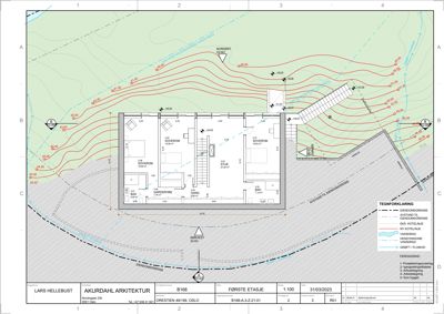 Situasjonsplan som viser bygningens plassering i forhold til terrenget (konturlinjer), naboeiendomsgrenser, vanndrag og ferdsogsgrader.