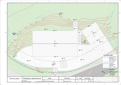 Situasjonsplan som viser bygningens plassering i forhold til terrengformning (konturlinjer), vanndrag, eiendomsgrenser og eksisterende bebyggelse.