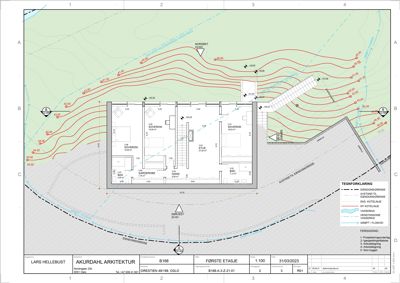 Etasjeplan (første etasje) med romfordeling, dimensjoner og nivåhøyder.