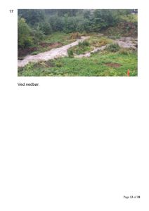 Fotografi av et område (muligens en tomt eller bakke) som viser vannstrømning og erosjon under nedbør.