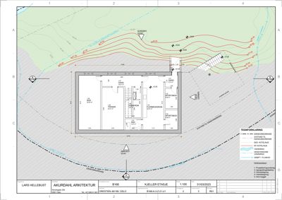 Situasjonsplan som viser bygningens plassering i forhold til eiendomsgrenser, vanndrag og terrengform.