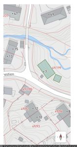 Situasjonsplan som viser tomtens plassering i forhold til nabolag, veier og terrengforhold.